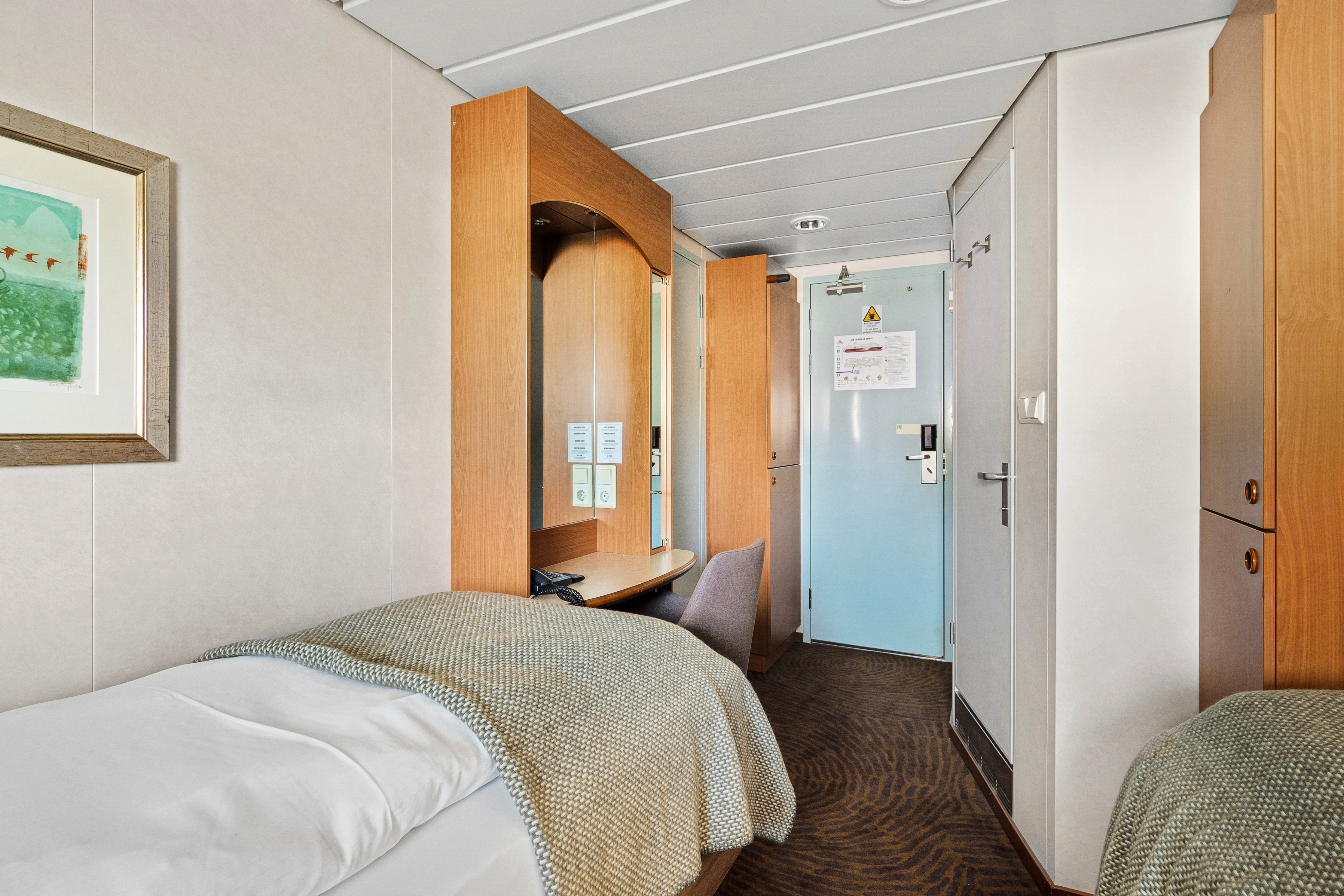Polar Outside | Twin on lower or middle deck with window